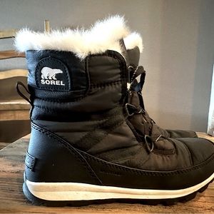 Sorel women’s black fur lined boots, size 8
